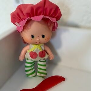 Kenner Vintage Strawberry Shortcake Cherry Cuddler Baby Doll With Brush